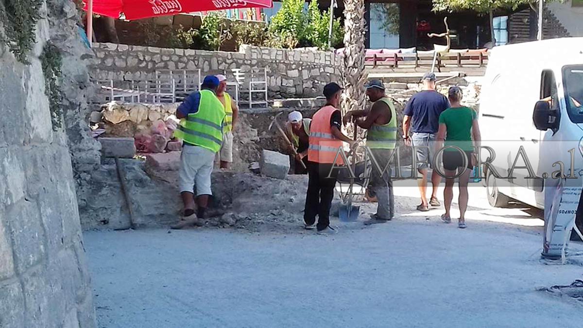 Thyhet me kazëm muri ngjitur me Torrën Veneciane në Durrës